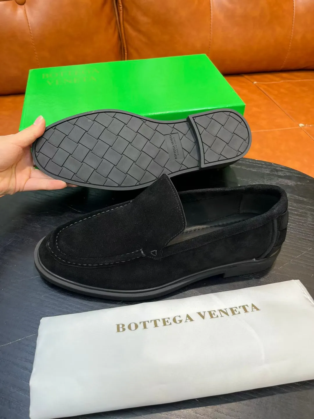 [BV] Top P: 780💰 Size: Male 39-44 (38.45 non-refundable) Bottega Veneta 2025 autumn and winter counter synchronization style. Bottega Veneta BV's new driving shoes have a slip-on design with suede upper, BV's unique weaving design on the heel, and a weaving pattern on the outsole.